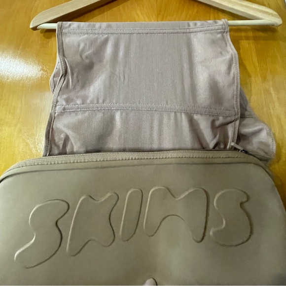 Skims Waist Trainer - Picture 2 of 9